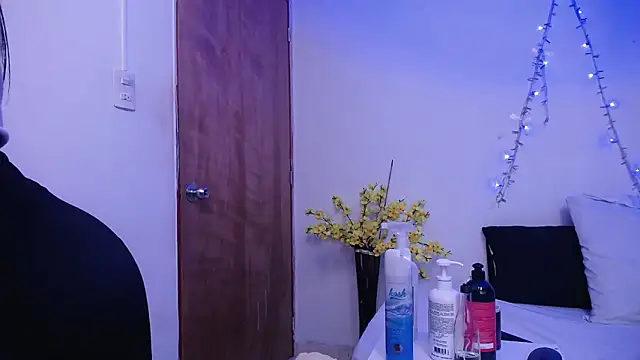 Snapshot of Nicol_Love0 chatting on 02-04-26, 12:33 Nicol Love0 online show from 02-04-26, 12:33