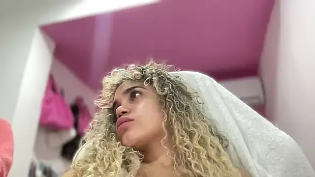 Snapshot of Susandolls chatting on 01-05-26, 06:44 Susandolls online show from 01-05-26, 06:44