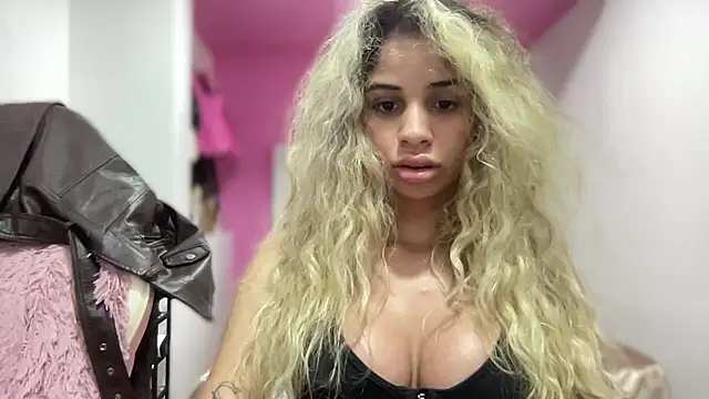 Snapshot of Susandolls chatting on 01-07-26, 02:03 Susandolls online show from 01-07-26, 02:03