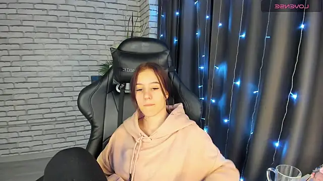 Snapshot of Tonya_Gray chatting on 12-28-24, 01:18 Tonya Gray online show from 12-28-24, 01:18