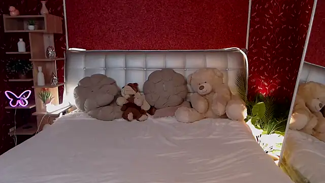 AuroraAksnesss online show from 09-17-25, 04:03