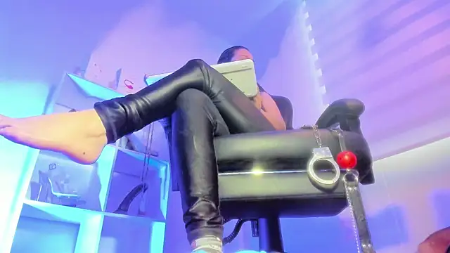 charlotte joliedart online show from 10-28-25, 10:01