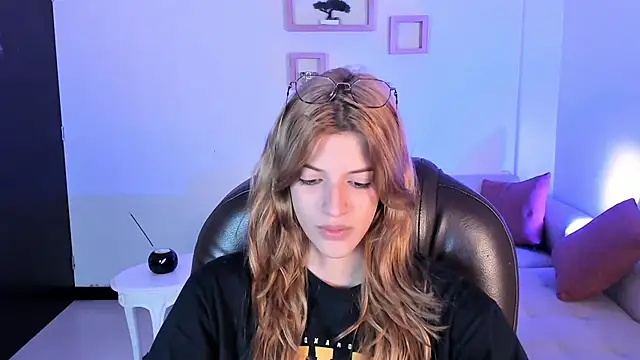 Snapshot of Nora_Vennucci chatting on 02-11-25, 09:14 Nora Vennucci online show from 02-11-25, 09:14