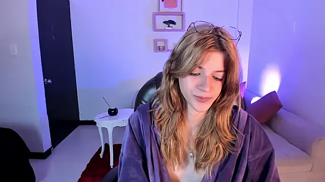 Snapshot of Nora_Vennucci chatting on 02-12-25, 12:16 Nora Vennucci online show from 02-12-25, 12:16