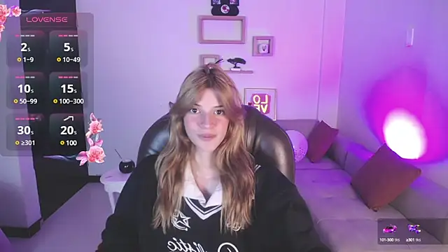 Snapshot of Nora_Vennucci chatting on 02-18-25, 06:37 Nora Vennucci online show from 02-18-25, 06:37