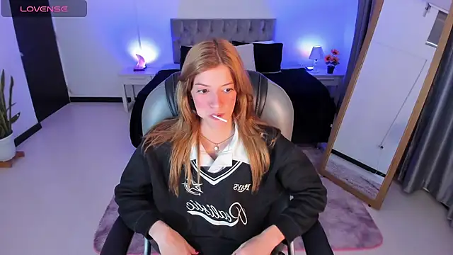 Snapshot of Nora_Vennucci chatting on 03-21-25, 07:24 Nora Vennucci online show from 03-21-25, 07:24