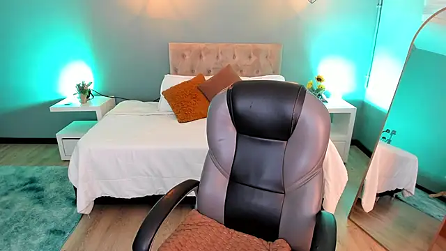 Snapshot of Nora_Vennucci chatting on 09-11-25, 07:36 Nora Vennucci online show from 09-11-25, 07:36