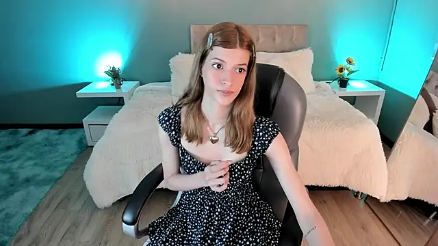 Snapshot of Nora_Vennucci chatting on 10-18-25, 06:41 Nora Vennucci online show from 10-18-25, 06:41