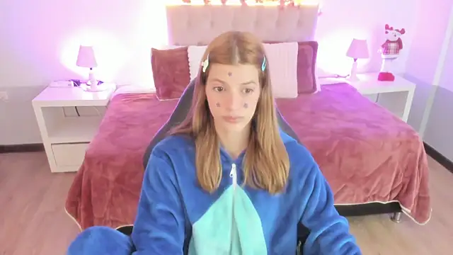 Snapshot of Nora_Vennucci chatting on 12-16-25, 12:32 Nora Vennucci online show from 12-16-25, 12:32