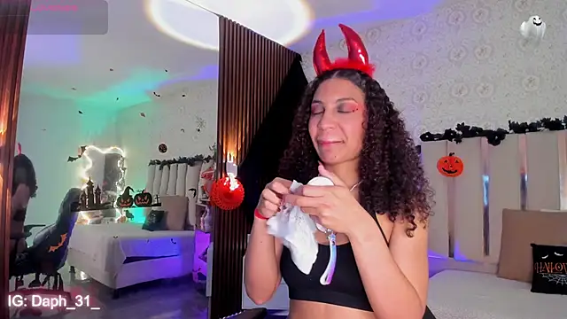 Daphnne tay online show from 10-30-25, 03:41