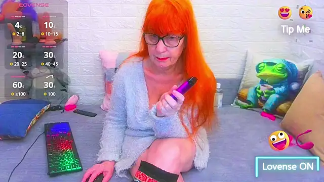 Snapshot of RedHousewife chatting on 01-12-26, 01:05 RedHousewife online show from 01-12-26, 01:05