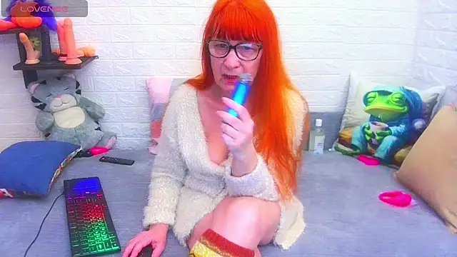 Snapshot of RedHousewife chatting on 02-07-26, 06:44 RedHousewife online show from 02-07-26, 06:44