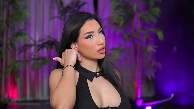 Snapshot of GinaValentinna chatting on 10-23-25, 06:50 GinaValentinna online show from 10-23-25, 06:50