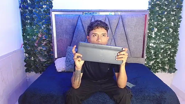 Snapshot of Edward_Milleer chatting on 12-13-24, 02:38 Edward Milleer online show from 12-13-24, 02:38