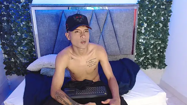 Snapshot of Edward_Milleer chatting on 12-13-24, 05:43 Edward Milleer online show from 12-13-24, 05:43