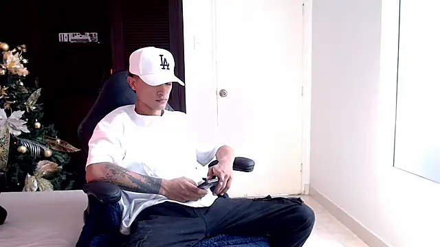 Snapshot of Edward_Milleer chatting on 12-17-24, 02:55 Edward Milleer online show from 12-17-24, 02:55