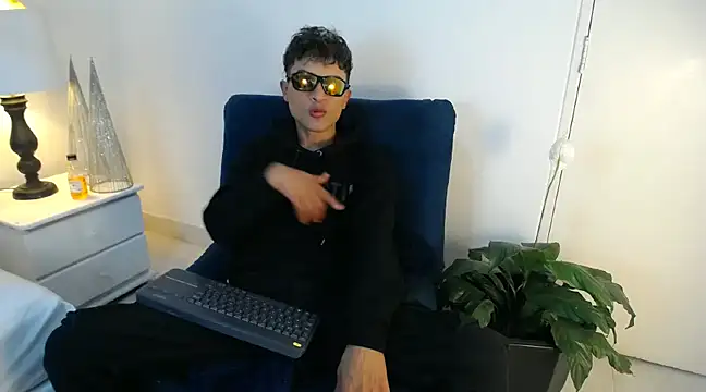 Snapshot of Edward_Milleer chatting on 12-21-24, 03:25 Edward Milleer online show from 12-21-24, 03:25