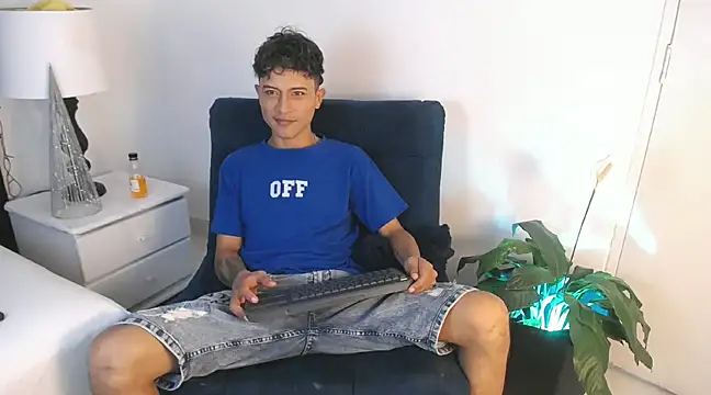 Snapshot of Edward_Milleer chatting on 12-22-24, 02:38 Edward Milleer online show from 12-22-24, 02:38