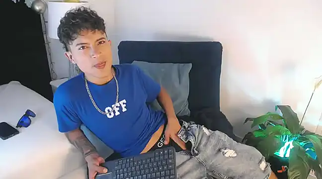 Snapshot of Edward_Milleer chatting on 12-22-24, 05:42 Edward Milleer online show from 12-22-24, 05:42