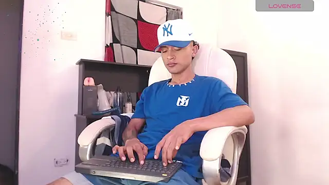 Snapshot of Edward_Milleer chatting on 09-12-25, 11:26 Edward Milleer online show from 09-12-25, 11:26