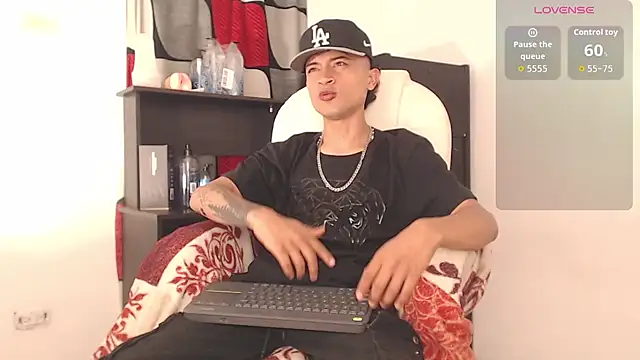 Snapshot of Edward_Milleer chatting on 09-20-25, 02:40 Edward Milleer online show from 09-20-25, 02:40