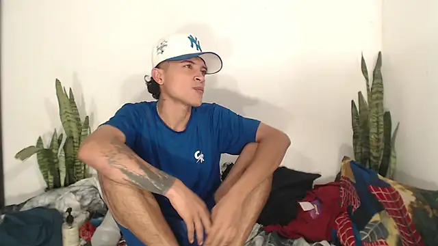 Snapshot of Edward_Milleer chatting on 10-06-25, 01:47 Edward Milleer online show from 10-06-25, 01:47