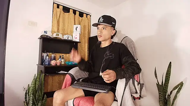 Snapshot of Edward_Milleer chatting on 10-21-25, 06:30 Edward Milleer online show from 10-21-25, 06:30