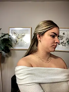 Snapshot of imlindapink chatting on 09-08-25, 04:17 imlindapink online show from 09-08-25, 04:17