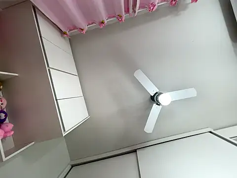 Snapshot of lariic chatting on 09-30-25, 01:43 lariic online show from 09-30-25, 01:43