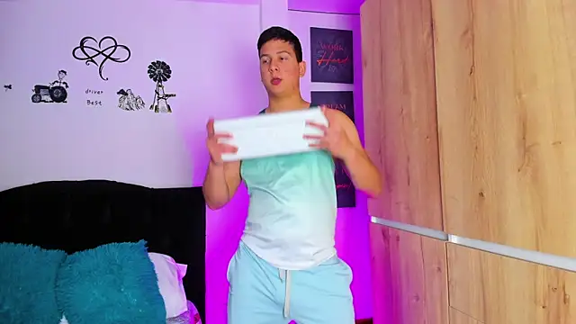 Snapshot of ANDREZALVAREZ chatting on 12-03-24, 03:09 ANDREZALVAREZ online show from 12-03-24, 03:09