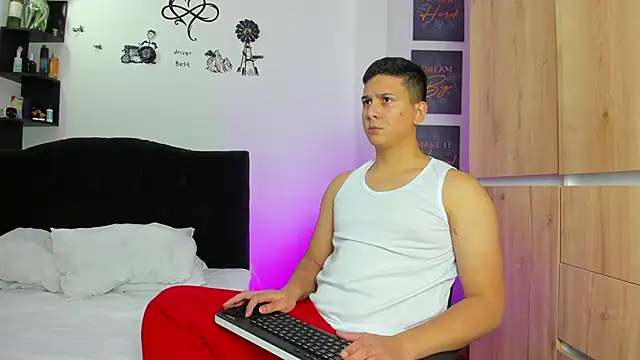 Snapshot of ANDREZALVAREZ chatting on 12-22-24, 01:23 ANDREZALVAREZ online show from 12-22-24, 01:23