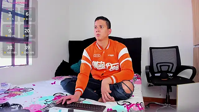 Snapshot of ANDREZALVAREZ chatting on 10-18-25, 01:23 ANDREZALVAREZ online show from 10-18-25, 01:23