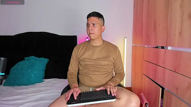 Snapshot of ANDREZALVAREZ chatting on 11-12-25, 03:18 ANDREZALVAREZ online show from 11-12-25, 03:18