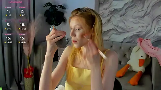 Snapshot of Esme_Runn chatting on 06-22-26, 03:25 Esme Runn online show from 06-22-26, 03:25