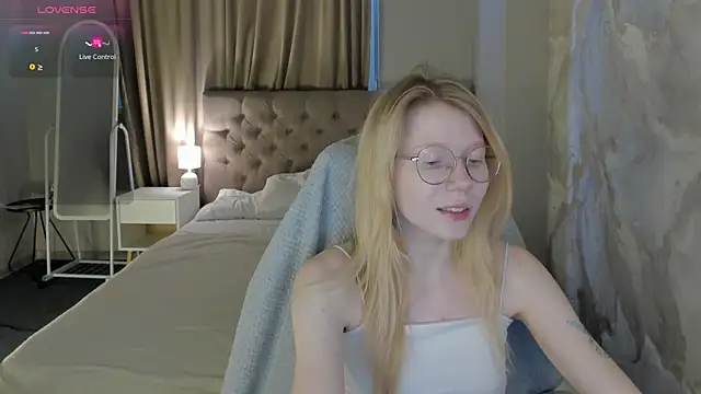 Snapshot of Esme_Runn chatting on 07-03-26, 03:13 Esme Runn online show from 07-03-26, 03:13
