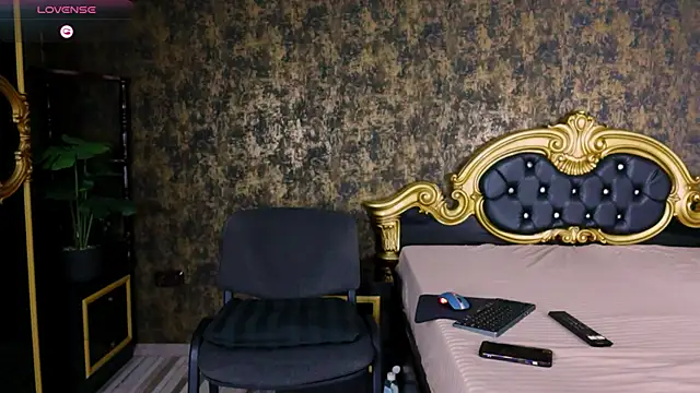 Snapshot of AaronMuscle chatting on 09-08-25, 04:39 AaronMuscle online show from 09-08-25, 04:39