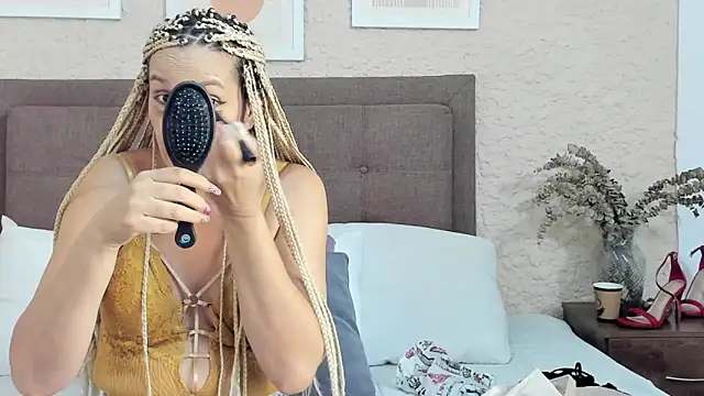 Snapshot of CarolinaGlamour chatting on 09-10-25, 02:33 CarolinaGlamour online show from 09-10-25, 02:33