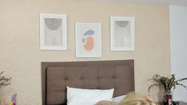 Snapshot of CarolinaGlamour chatting on 10-15-25, 02:22 CarolinaGlamour online show from 10-15-25, 02:22