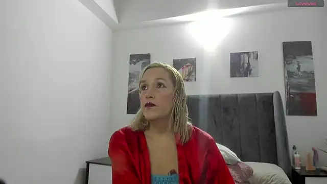 Snapshot of CarolinaGlamour chatting on 10-23-25, 07:56 CarolinaGlamour online show from 10-23-25, 07:56