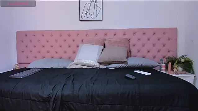 Snapshot of CarolinaGlamour chatting on 11-23-25, 02:22 CarolinaGlamour online show from 11-23-25, 02:22