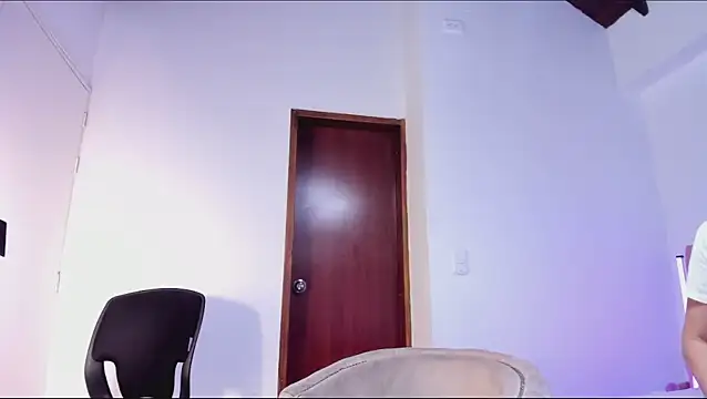 Snapshot of CarolinaGlamour chatting on 12-16-25, 08:14 CarolinaGlamour online show from 12-16-25, 08:14