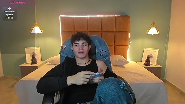 AlejooTwink online show from 11-04-25, 01:16