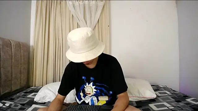 Snapshot of Yellowpokemon23 chatting on 04-01-26, 09:34 Yellowpokemon23 online show from 04-01-26, 09:34