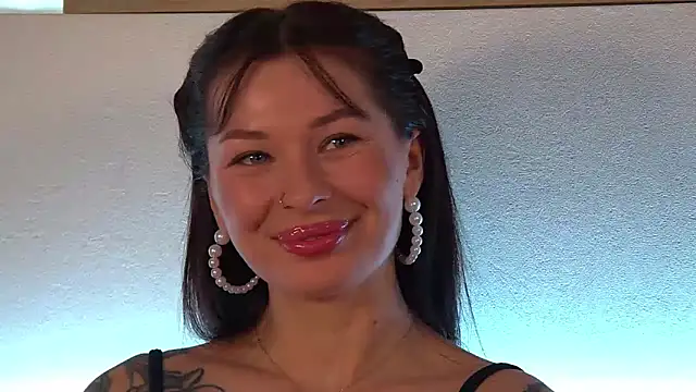 Snapshot of AlexandraBloom chatting on 02-21-25, 03:45 AlexandraBloom online show from 02-21-25, 03:45