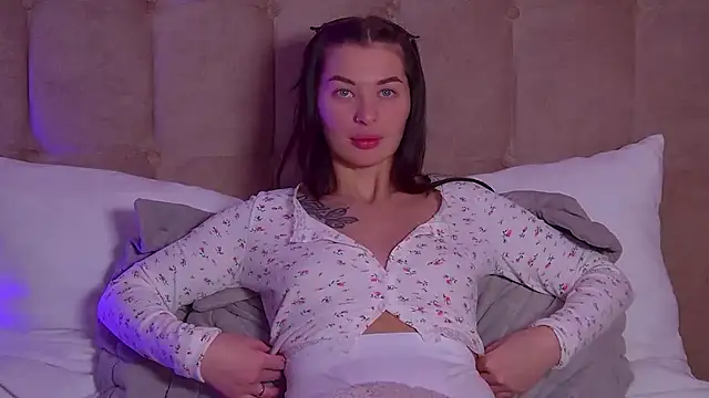 Snapshot of AlexandraBloom chatting on 02-27-25, 02:32 AlexandraBloom online show from 02-27-25, 02:32