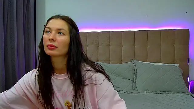 Snapshot of AlexandraBloom chatting on 11-13-25, 06:18 AlexandraBloom online show from 11-13-25, 06:18