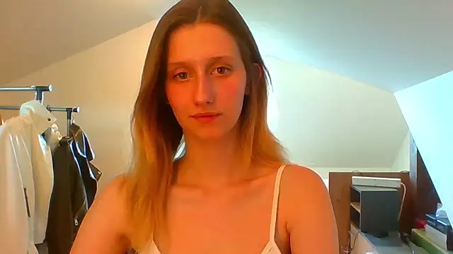 Snapshot of LUNA_delight chatting on 03-17-25, 02:45 LUNA delight online show from 03-17-25, 02:45