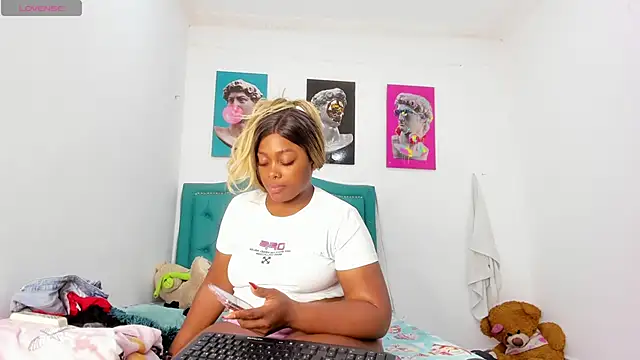 Snapshot of Lilybaudinx96 chatting on 02-12-26, 02:17 Lilybaudinx96 online show from 02-12-26, 02:17