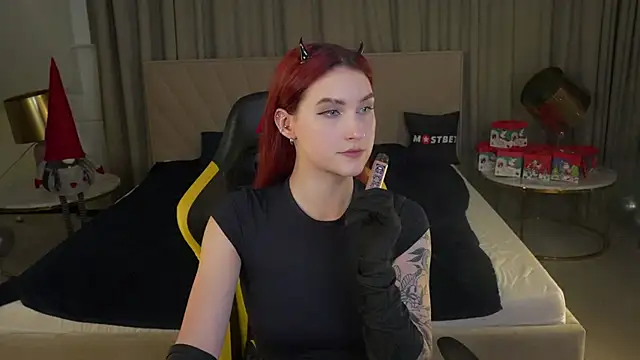 Snapshot of Magnetic_Mia_ chatting on 01-04-25, 08:16 Magnetic Mia online show from 01-04-25, 08:16