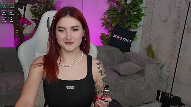 Snapshot of Magnetic_Mia_ chatting on 01-14-25, 12:33 Magnetic Mia online show from 01-14-25, 12:33